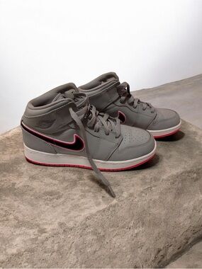 Nike Mid-Top Sneakers in Grey with Pink Accents